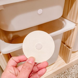 Pu&ograve; includere: Un cuscinetto per mobili in feltro beige con un retro adesivo bianco. Il cuscinetto &egrave; progettato per proteggere le superfici da graffi e danni.