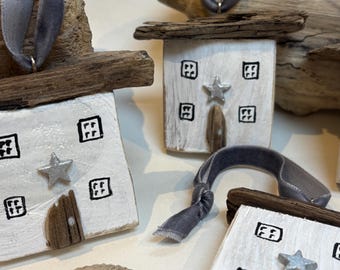 Frosted Shoreline Driftwood Houses – White & Silver Coastal Christmas Hangers | Handcrafted Beach Cottage Ornament | Velvet Ribbon