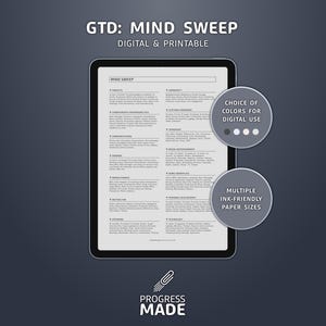 Puede incluir: Una tableta digital que muestra una página de planificador imprimible GTD: MIND SWEEP con listas de tareas categorizadas. Dos insignias circulares indican una selección de colores para uso digital y varios tamaños de papel que ahorran tinta. El logo Progress Made está abajo.