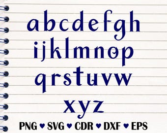 Op de afbeelding: Een handgeschreven alfabet in een blauw lettertype op een gelinieerd notitieboekblad. De letters zijn in hoofdletters en zijn geschreven in een cursief schrift. De tekst onderaan de pagina luidt "PNG SVG CDR DXF EPS".