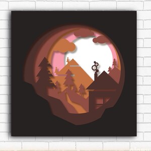 Op de afbeelding: Een illustratie in papiersnijkunst van een berglandschap met een klein huis, bomen en wolken. De scène speelt zich af tegen een roze en oranje zonsondergang.