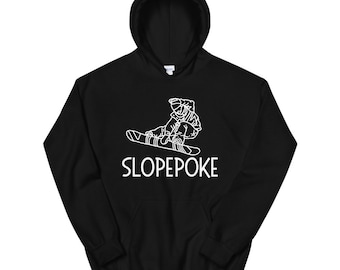 Puede incluir: Sudadera con capucha negra con un gráfico blanco de un snowboarder y la palabra "SLOPEPOKE". La sudadera tiene una capucha con cordón y un bolsillo delantero.