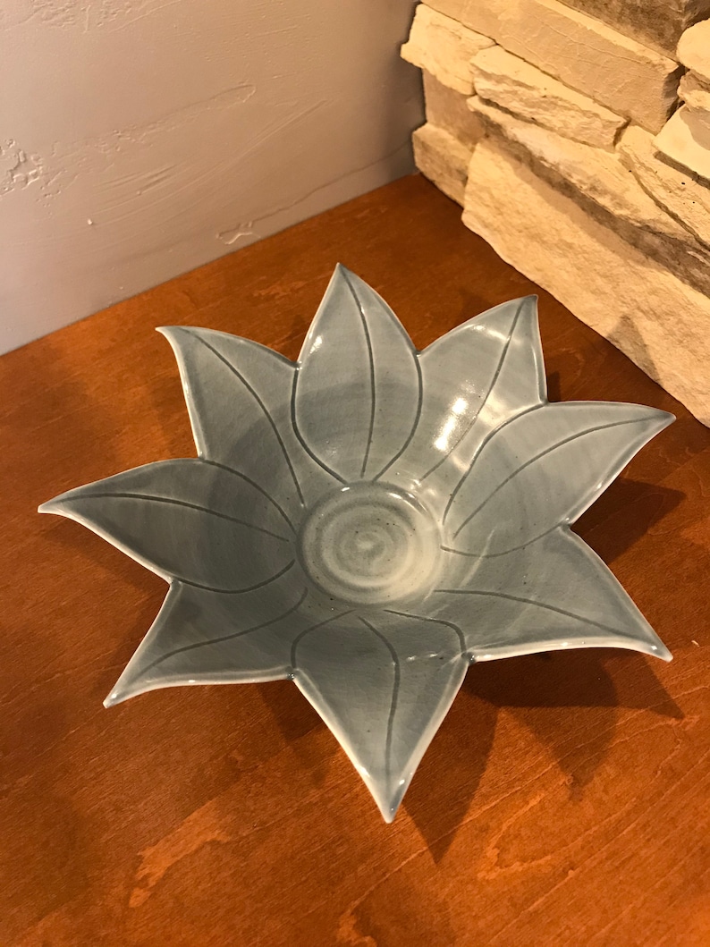 Vintage 1980/'S Ceramic FLOWER-SHAPED BOWL Collectible Original Hand-Crafted Blue Petal Silhouettes wIncised Details Home Decorative Accents