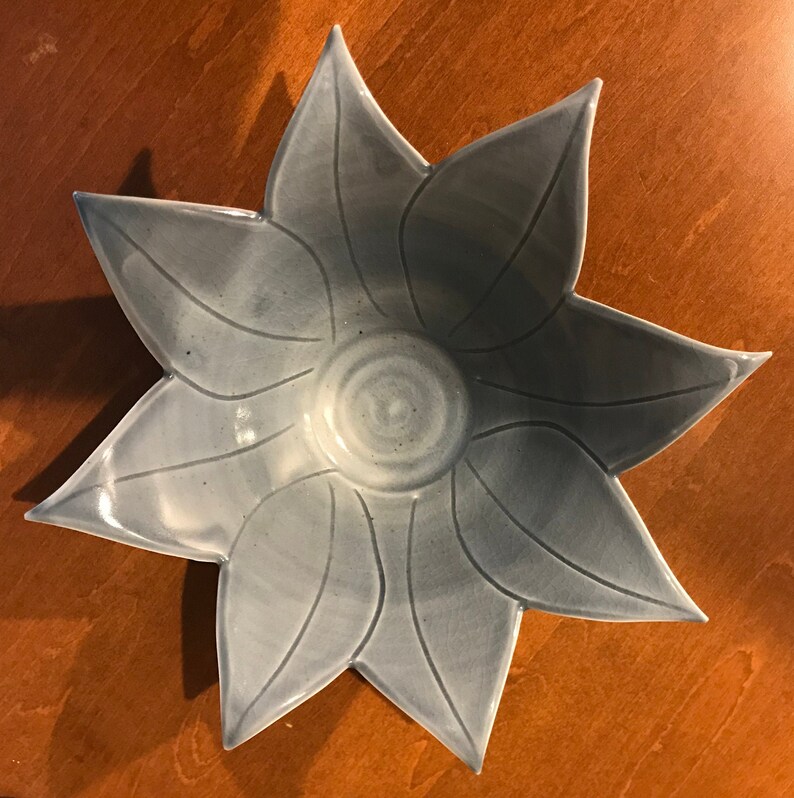 Vintage 1980/'S Ceramic FLOWER-SHAPED BOWL Collectible Original Hand-Crafted Blue Petal Silhouettes wIncised Details Home Decorative Accents