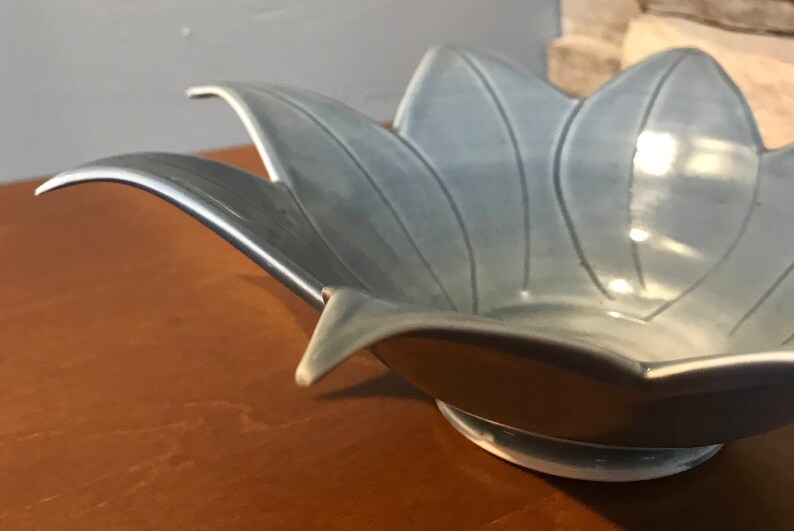 Vintage 1980/'S Ceramic FLOWER-SHAPED BOWL Collectible Original Hand-Crafted Blue Petal Silhouettes wIncised Details Home Decorative Accents