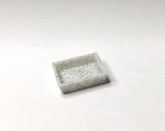 Puste pojemniki na farby akwarelowe