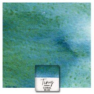 Op de afbeelding: Een vierkant staal met een aquarelverloop van gemengde blauwgroene, groene en blauwe tinten met een textuur van papier. Onderaan staat een wit rechthoekig label met de tekst Tiny CORAL BLUE in een zwart, handgeschreven lettertype.
