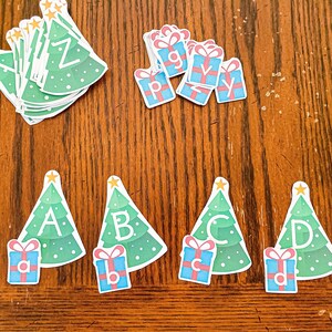 Árbol de Navidad y regalo Alfabeto Match / Vacaciones de invierno Alfabetización navideña Actividad imprimible y juego para niños en edad preescolar