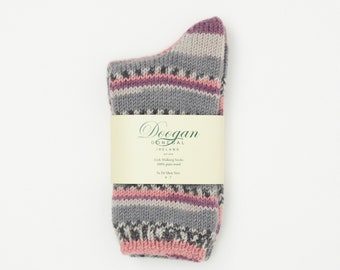 Chaussettes de marche en laine irlandaise - Gris/rose jacquard - Fabriquées à la main - Taille M = 4-7 UK (37-41 EUR / 5,5 - 8,5 US)