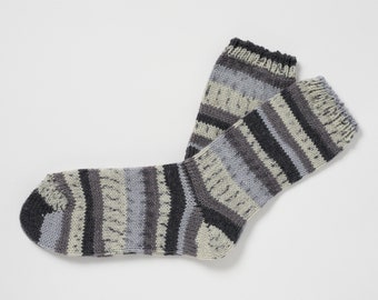 Chaussettes de marche en laine irlandaise - Fairisle gris écru - Fabriquées à la main - Taille M = UK 4-7 (EUR 37- 41 / US 5.5 - 8.5)