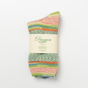 Pode incluir: Um par de meias de caminhada irlandesas coloridas com uma etiqueta que diz "Doogan DONEGAL IRELAND Irish Walking Socks 100% Pure Wool To Fit Shoe Size 4-7". As meias apresentam listras rosa, laranja, verde e azul.