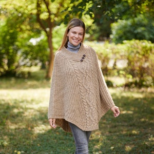 Irlandais Poncho traditionnel en laine pure Aran Sable Irlande Fabriqué à la main Dames Taille unique image 2