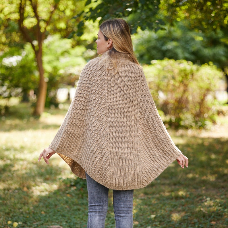 Irlandais Poncho traditionnel en laine pure Aran Sable Irlande Fabriqué à la main Dames Taille unique image 4