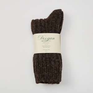Peut inclure: Une paire de chaussettes de marche irlandaises marron, en pure laine à 100 %. Les chaussettes sont côtelées et portent une étiquette indiquant "Doogan Donegal Ireland". Elles sont conçues pour les pointures 41-46.