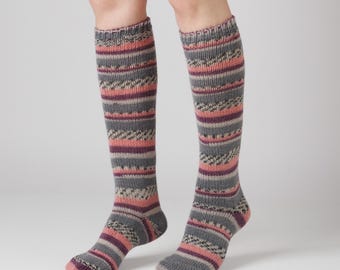 Chaussettes de marche irlandaises en laine jusqu'aux genoux - Gris/rose jacquard - Fabriquées à la main