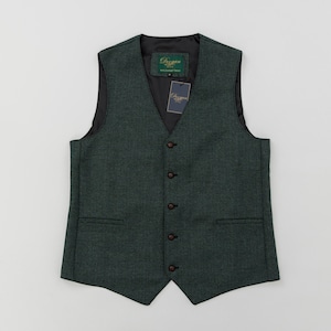 Puede incluir: Un chaleco verde oscuro con diseño de espiga, cuello en V y seis botones marrones. El chaleco tiene dos bolsillos delanteros y un forro negro. Una etiqueta con la marca "Deegan" está adjunta.