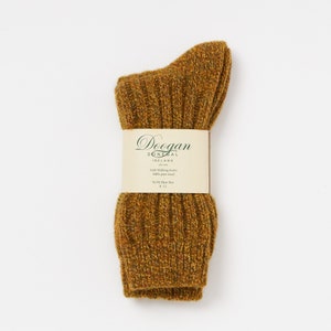 Pode incluir: Um par de meias de lã para caminhada marrom e verde com um rótulo branco que diz "Doogan Donegal Ireland Est. 1998 Irish Walking Socks 100% pure wool To Fit Shoe Size 8-12"