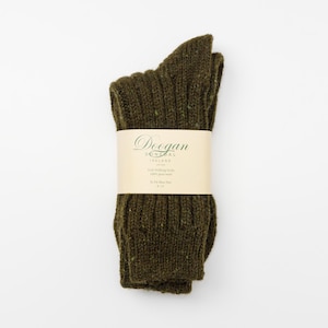Könnte beinhalten: Ein Paar grüne Woll-Wander-Socken mit einem Etikett mit der Aufschrift "Doogan Donegal Ireland" und "Irish Walking Socks 100% reine Wolle 6-12"