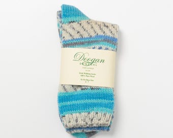 Chaussettes de marche en laine irlandaise - jacquard à rayures multicolores turquoise / gris - Fabriquées à la main - Taille M = 4-7 UK (37-41 EUR / 5,5 - 8,5 US)