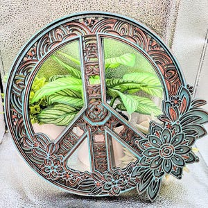 6-warstwowy drewniany Floral Peace Sign barwiony zwietrzałą miedzią i czerwienią Sedona. Ma 10,5 cala wysokości