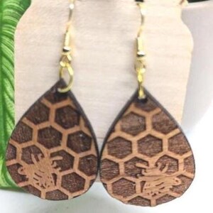 Bois, Boucles d&#39;oreilles pendantes, Rayon de miel ruche gravé détaillé, Découpe laser, Bijoux, Cadeau pour elle