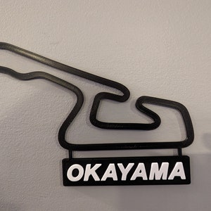 Okéama International Circuit Track Map (meerkleurig met naamplaatje)