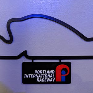 Portland International Raceway-circuitkaart met muurkunst naambord
