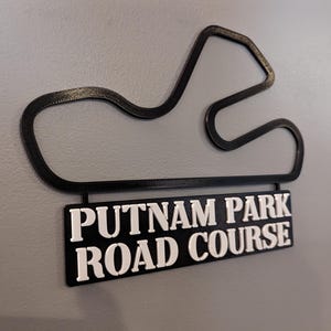 Muurkunst: routekaart Putnam-park met naambord
