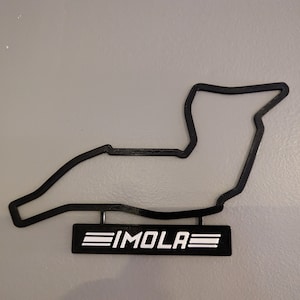Imola-circuitkaart met naamplaatje aan de muur