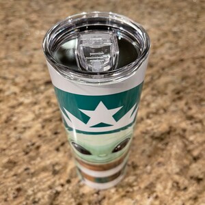 Vaso de Baby Yoda, Vaso De 20oz con popote de plástico. imagen 5