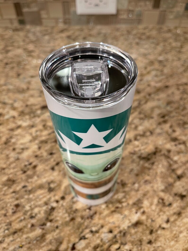 Vaso de Baby Yoda, Vaso De 20oz con popote de plástico. imagen 5