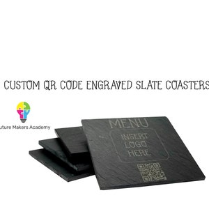 Può includere: Set di quattro sottobicchieri in ardesia nera con un codice QR inciso a laser e il testo "MENU INSERT LOGO HERE".