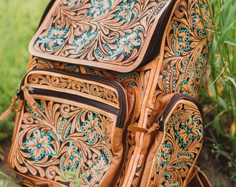 Wickeltasche/Rucksack aus punziertem Leder in Türkis
