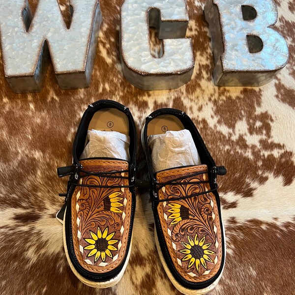 Zapatos de girasol con herramientas