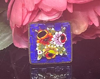 Broche Ancienne En Micromosaïque Losange - Motif Fleurs - Métal Laiton Doré - Occasion Bon État