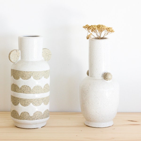 Vase à bourgeons décoratifs avec taches blanches et vente de liquidation en céramique beige