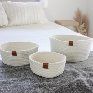 Panier rond en corde de coton tressée blanche avec accents en cuir
