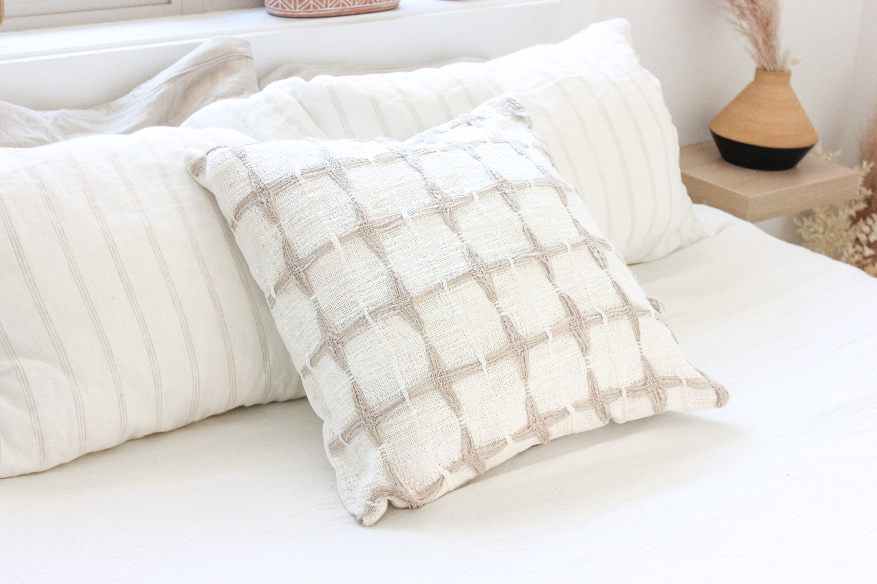 How To Arrange Throw Pillows On A Queen Size Bed — Homzie Designs