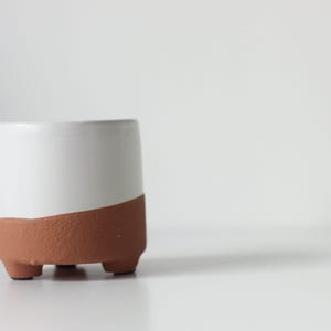 Mini cache-pot avec pieds en terre cuite et blanc mat
