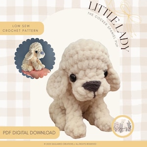 Peut inclure: Un chiot Cocker Spaniel crocheté de couleur crème avec des yeux noirs et un nez gris foncé. L'image comprend le texte "LITTLE LADY THE COCKER SPANIEL PUP" et "LOW SEW CROCHET PATTERN". Une version plus petite du chiot est montrée dans un cercle bleu.