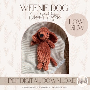 Puede incluir: Un patrón de crochet para un perro salchicha de baja costura. El patrón está disponible para descargar en formato PDF digital. La imagen muestra un perro salchicha de crochet de color marrón, acostado sobre una manta blanca y marrón.