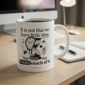 Może przedstawiać: Biały ceramiczny kubek do kawy z czarno-białą grafiką topniejącej klepsydry i zegara, z tekstem "It is not that we have little time, but that we waste much of it." i "-Seneca."