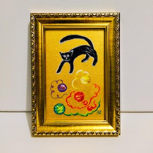 Chat noir et pelotes de laine rouges, jaunes, violettes, vertes, peinture dorée, peinture acrylique originale, oeuvre d'art, cadeau pour elle, cadre doré
