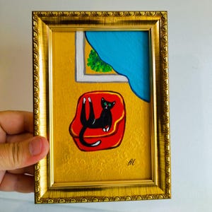 Chat noir sur le fauteuil rouge rideau bleu Illustration Art déco original Oeuvre d'art drôle de chat