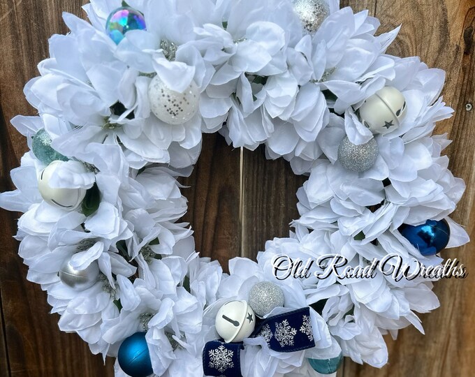 White Poinsettia with Ornaments Wreath, Bleu