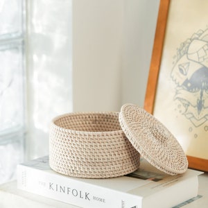 Cesta pequeña con tapa para guardar llaves y pequeños objetos en el recibidor, disponible en 4 colores.