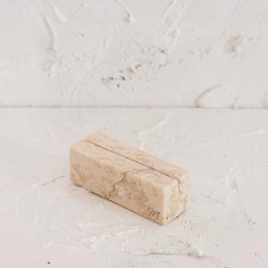 Op maat gegraveerde marmeren standaard – grijze of beige fotodisplay en visitekaarthouder