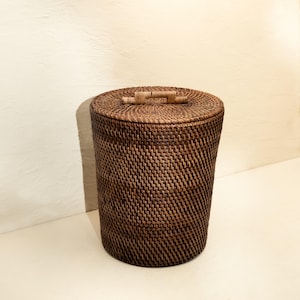 Handgeweven rotan prullenbak met deksel | Ronde rotan prullenbak voor de badkamer | Bruine prullenbak voor slaapkamer, kantoor of badkamer