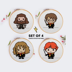 Puede incluir: Conjunto de cuatro patrones de punto de cruz con personajes de Harry Potter: Harry Potter, Ron Weasley, Hermione Granger y Draco Malfoy. Cada patrón se muestra en un aro de bordado circular.