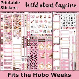 Op de afbeelding: Roze printbare sticker vellen met koffiekopjes, luipaardprint en planelementen. Tekst bevat "Wild about Caffeine" en "Fits the Hobo Weeks". Bevat een kalender en diverse labels.